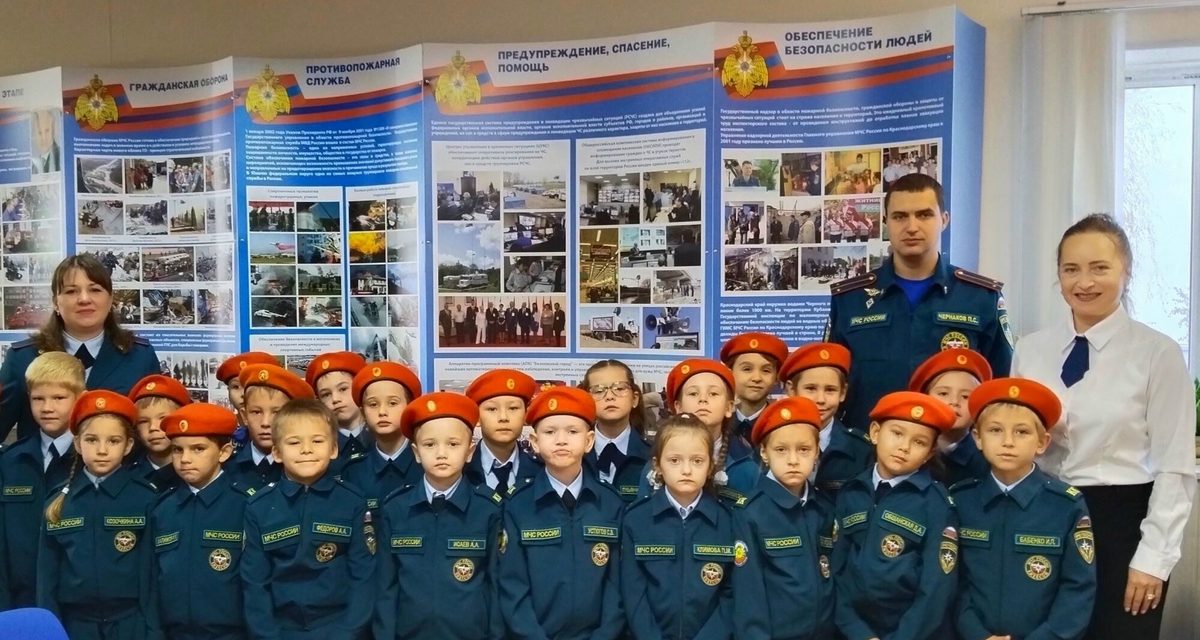 Анапские первоклассники увидели макет конно-бочечного хода и побывали у пожарных