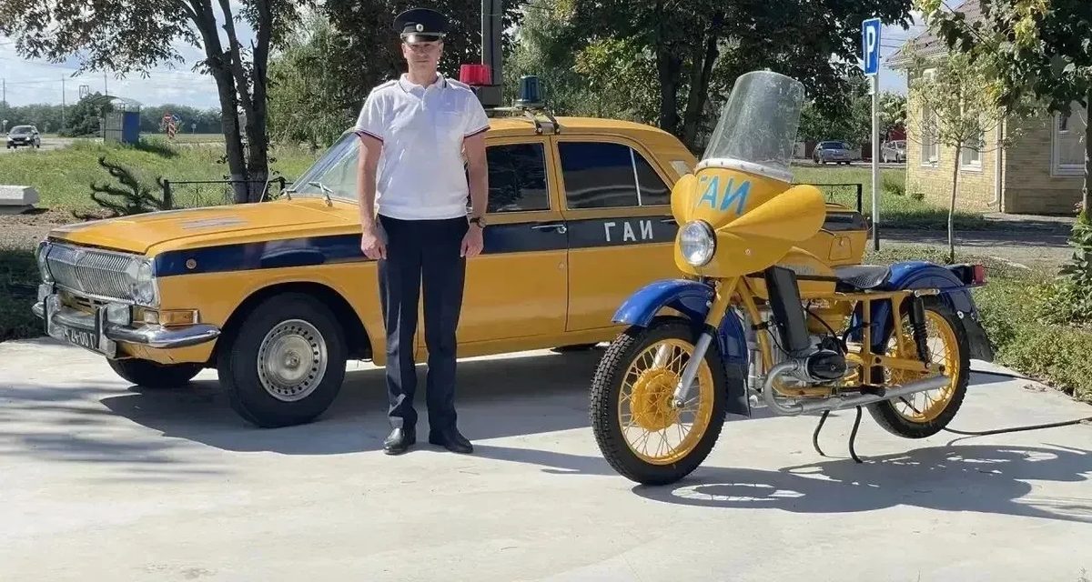 В Калининском районе восстановили «Волгу» и мотоцикл ГАИ для необычного памятника