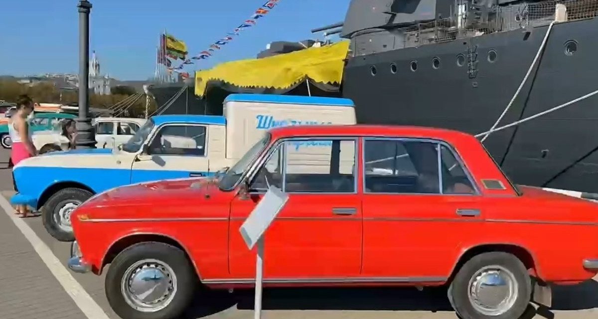На набережной Новороссийска к 188-летию города показали ретро-автомобили