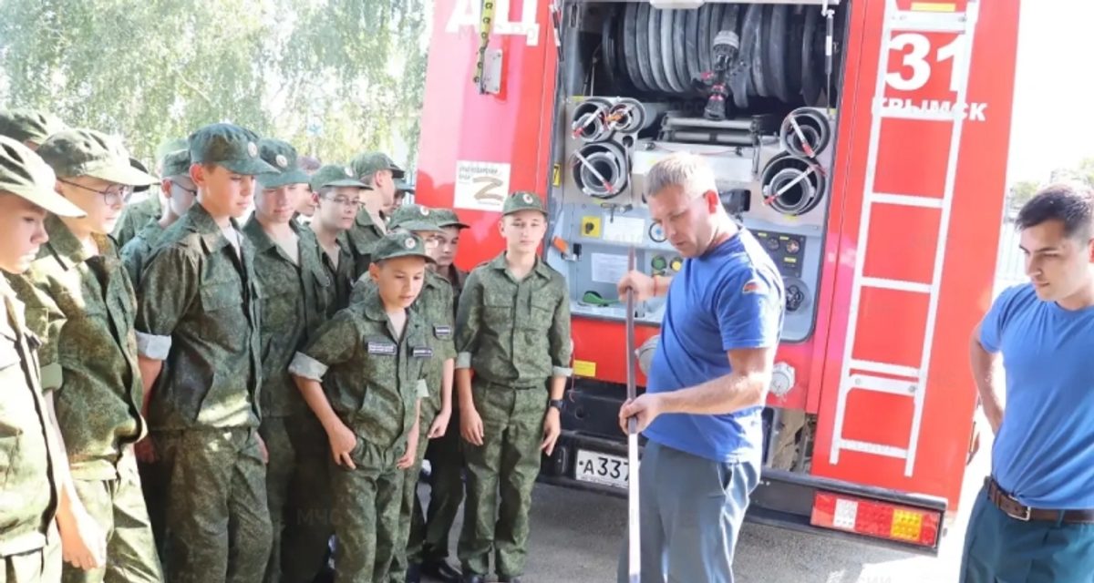 Кадеты примерили экипировку пожарных и потушили условный пожар в части №31