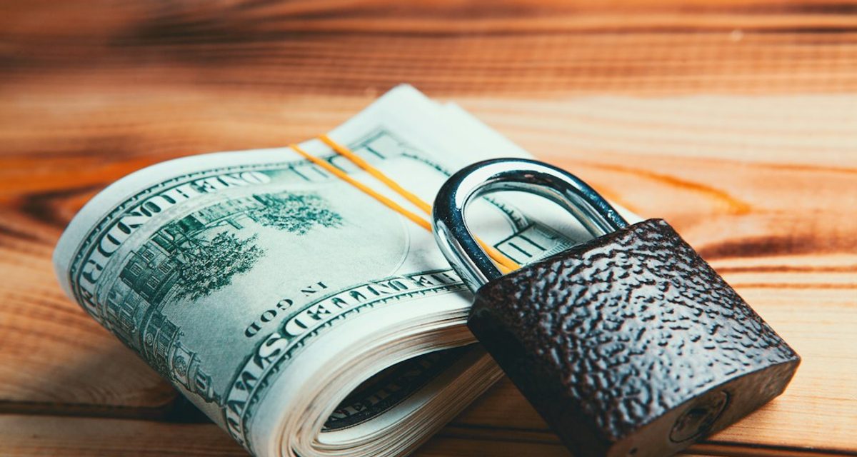17-летнего студента из Крыма задержали по делу о краже с девушкой-«биодроном» более чем на 11 млн рублей