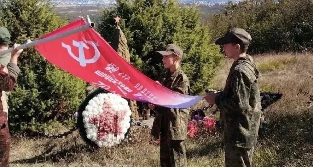 Юные казаки с родителями идут в поход обновить Знамя Победы на безымянных могилах